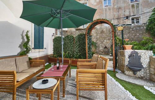 Mediteran with garden next to beach and Old Town - Foto 7