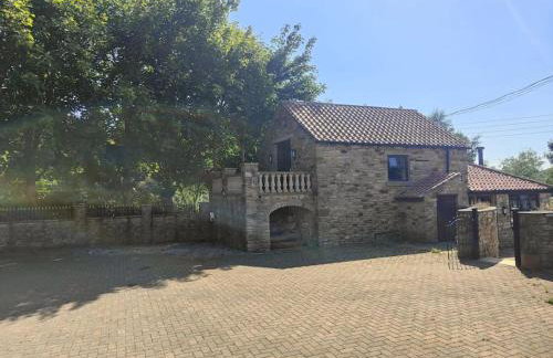 Stunning 2 Bedroom Guest House with Hot Tub - Photo 12