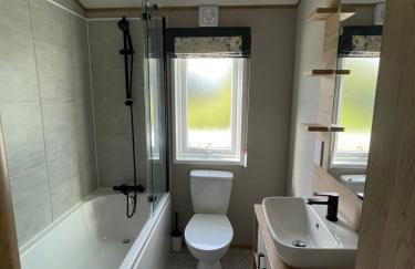 Chichester Lakeside Holiday Park Lakefront Lodge - Foto 23