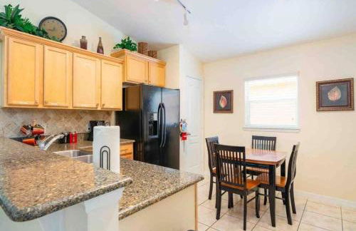 5 bedroom, 7 bed , 3 bathroom Midterm Rental Home with Pool and Game room, near Disney - Foto 22