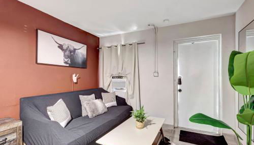 Cozy King Bed Studio - Affordable Fresh Cozy - Photo 3