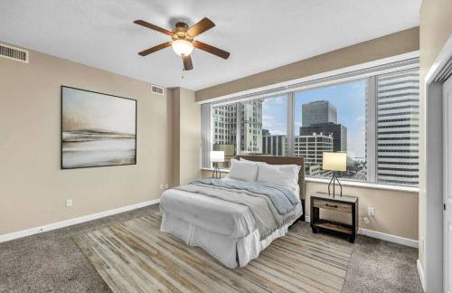 Luxury 13th Floor Condo: Downtown/ Parking 22 /Gym - Photo $