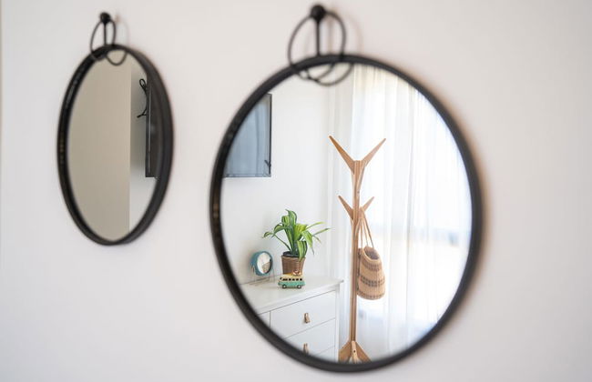 Stylish Seaside Escape with Balcony by Sea N' Rent - Foto 24