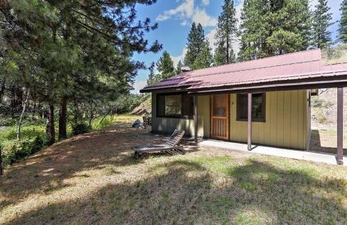 Romantic Riverfront Cottage - 1 Mile to Winthrop! - Foto 18