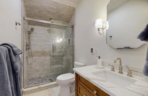 Less Than 1 Mi to Lake George! Family Retreat with Deck - Foto 20