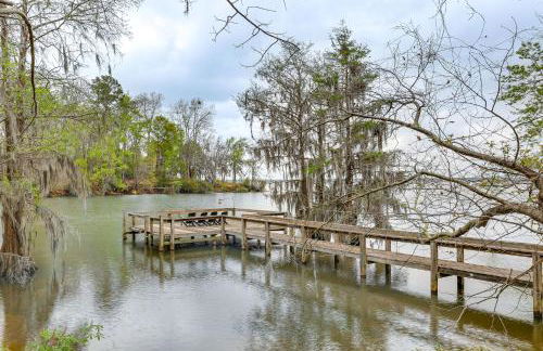 Patio and Pool Table Lake Marion Getaway - Foto 36