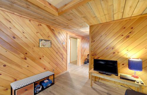 Love Shack Retreat Cabin with Deck and Yard! - Foto 6