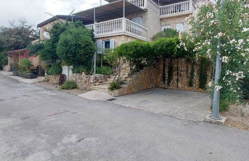 Apartments by the sea Milna, Vis - 8917 - Photo 3