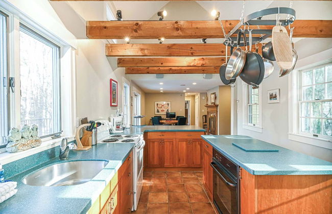 4 BDR w/ Private Hot Tub, Backyard and Deck! - Photo 12