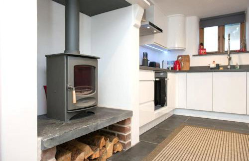 Lovely Cottage by Coastal Footpath & Surf Beaches! - Photo 16