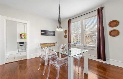 Retro 1BR in Elizabeth with Porch & Eclectic Design - Foto 15