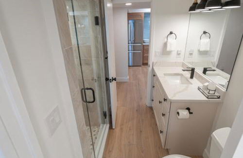 Luxury direct oceanfront corner with a large private balcony, heated pool and garage - Photo 16