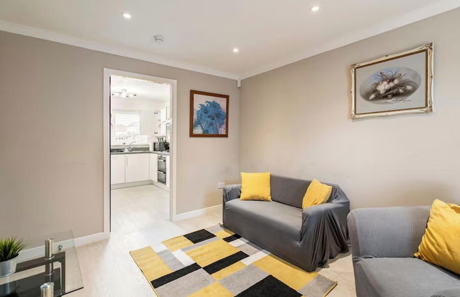 Charming 3 Bed Home in Stepps, Glasgow - Garden & Patio - Photo 25