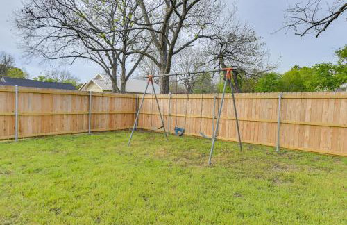 1 Mi to Dtwn Waco! Lovely Home with Fire Pit Table - Foto 26
