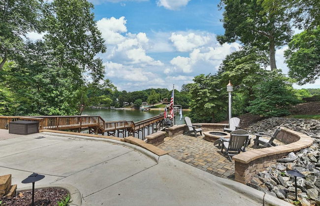 Lakefront w/ Private Dock + Hot Tub Pontoon Rental Butler Bliss by Avantstay - Photo 34