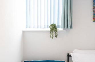 The Little Blue House by Sheppey Stays -Cosy 2BR Blue House - Near Docks with Parking - Foto 26