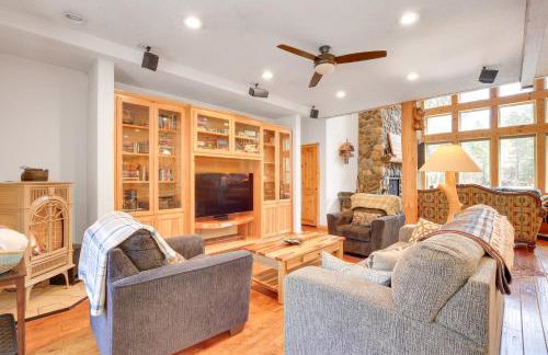 Peaceful Rhododendron Cabin with Fire Pit and Hot Tub! - Foto 7