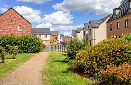 Beautiful Detached House with Driveway Parking, Study Room, Spacious Garden, Smart TVs and Fast Wifi by Yoko Property - Photo 30