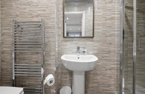 5 Bed House - Sleeps 11 - Parking - Garden - Wifi - Foto 9