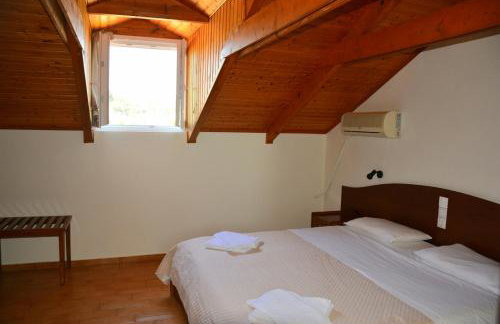 Red Rose Garden - Photo 12