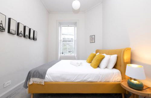 JOIVY Iconic Cockburn Street 4 Bedroom Apartment: Heart of Old Town - Foto 30