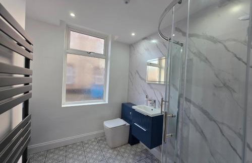 Anfield 4 min walk Sleeps 7 4BR 5Bed 3Bathrooms - Photo 41