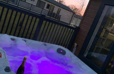 Bay Tree Lodge: Lakeside lodge w/hot tub & cinema surround sound - Foto 8