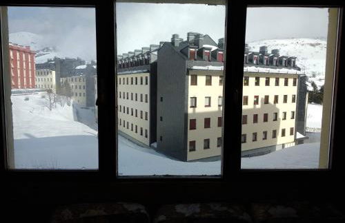 Peña del viento a pie de pistas estación San Isidro - Foto 13