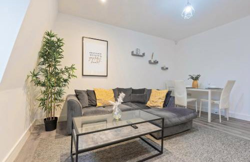 Stylish Two Bedroom Apartment - Secure Parking & Balcony 9MC - Photo 6