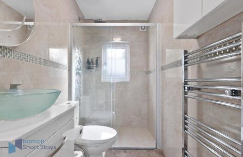 Large Comfy 4 Bedroom House, Ideal for Workers, FREE Parking - Foto 16