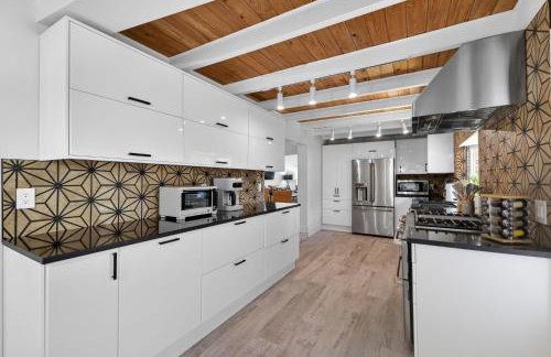 Blue Lagoon Hideaway 3BR Coastal Chic Retreat - Foto 12