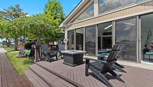 NEW! 4BR I Indoor Pool on the Bay in Boat Town USA - Foto 2