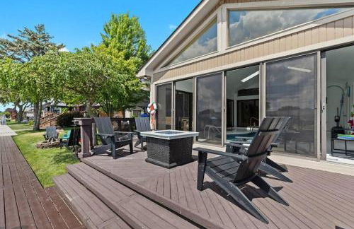 NEW! 4BR I Indoor Pool on the Bay in Boat Town USA - Foto 2