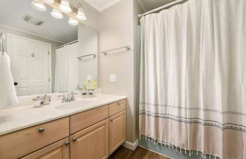 The Bumble Bee Hive 7-Bedroom House w/ Hot Tub - Foto 8