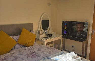 Edinburgh city centre one private bedroom in shared apartment with private bathroom with free car parking - Foto 2
