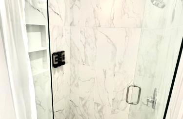 Golden Glow Style - Comfort & Central - Buckhead with Free Parking - Foto 17