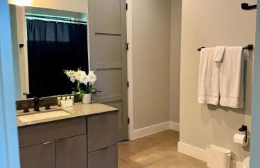 Upscale Modern Hill Country Home! Has it ALL! - Foto 60