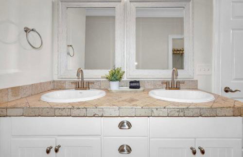 Two Homes, Private Pool, Game Room & Steps to the Beach - Foto 47