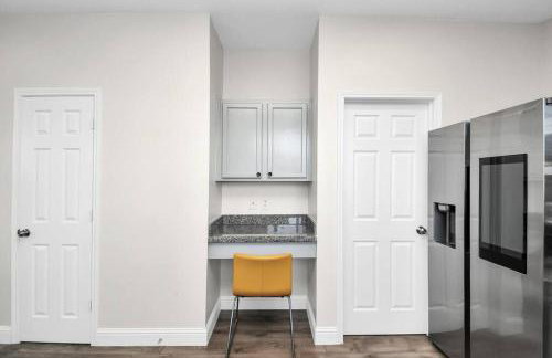 Tranquil 4-BR Oasis With Pool & Backyard Bliss! - Foto 30