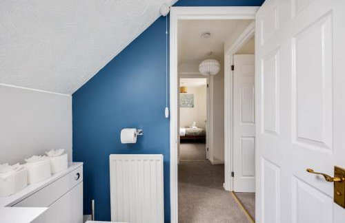 Winslow House - Walking Distance to the High Street - Driveway Parking, Fast WiFi, Smart TV and Self-Check-In by Yoko Property - Foto 6