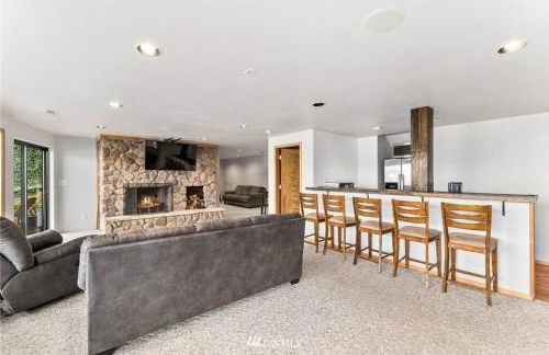 Beautiful Private Lake Lodge with Private Dock and Mountain Views - Foto 20