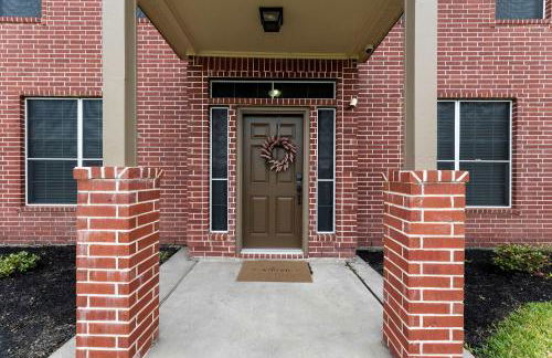 Luxurious Home with Huge Pool - Photo 11