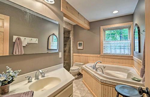 Rustic and Modern Home with Fire Pit on Tower Pond! - Foto 17