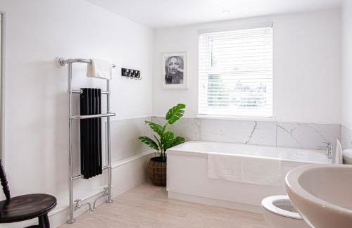 Stunning Townhouse with Large Garden - Sleeps 8! - Photo 28