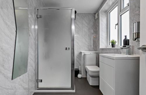 Contractors Dream~POOL TABLE~Close to Luton Airport~Three Double Bedrooms - Foto 12