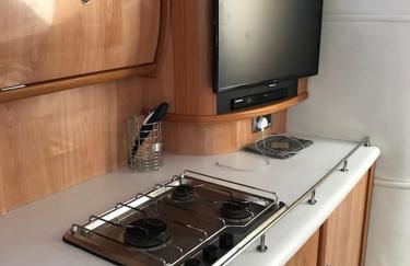 ENTIRE LUXURY yacht 70sqm Oyster Fund - Quiet and relaxing - 2 double bedrooms both en-suite - HEATING - sleeps up to 4 people - moored on our Private Island - nearby LEGOLAND THORPE PARK ASCOT RACES WENTWORTH LONDON Lapland UK -NO Parties - - Foto 33