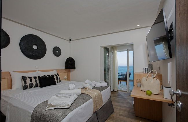 Hersonissos Beach Front Suites - Photo 33