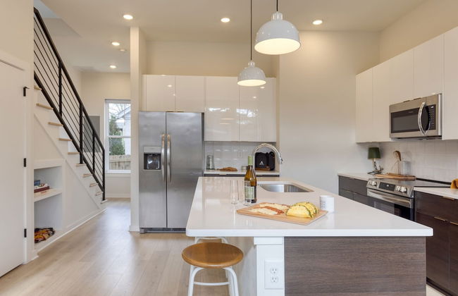 The Stage by Avantstay Chic 4bdr w Covered Balcony Modern Newly Built - Photo 18