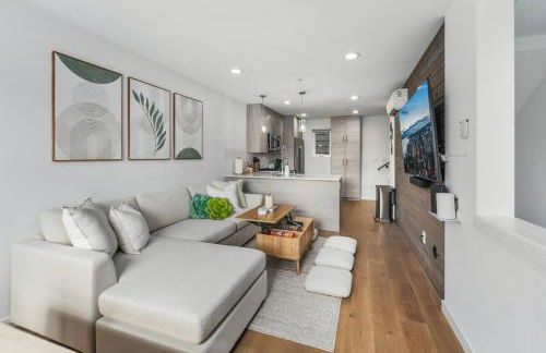 NEW! Central Ballard 3BR Townhome Fits 8 Free Parking AC Family Friendly - Foto 10