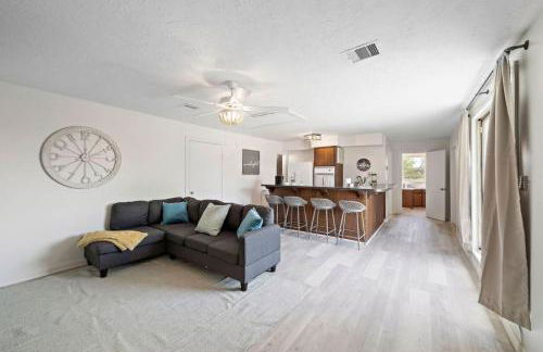 Sprawling estate with private pool and game room and guest house - Foto 27